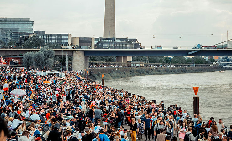 Eine Menschenmenge in Düsseldorf am Rhein