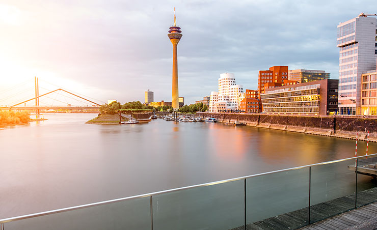 Düsseldorf Finanzviertel im Sonnenuntergang mit Fernsehturm