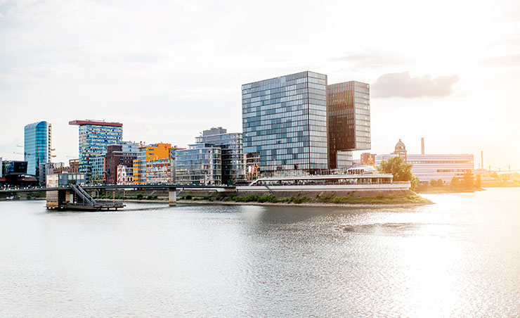 Düsseldorf Stadtbild im Sonnenuntergang