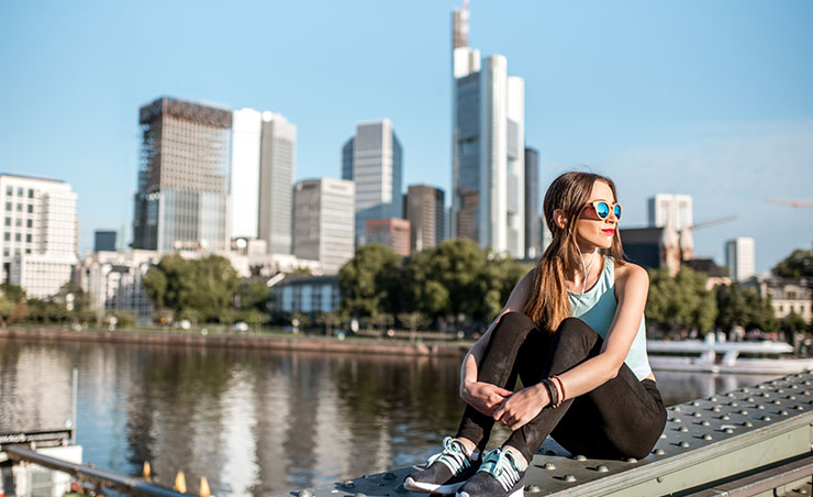 Sportlerin vor der Skyline in Frankfurt