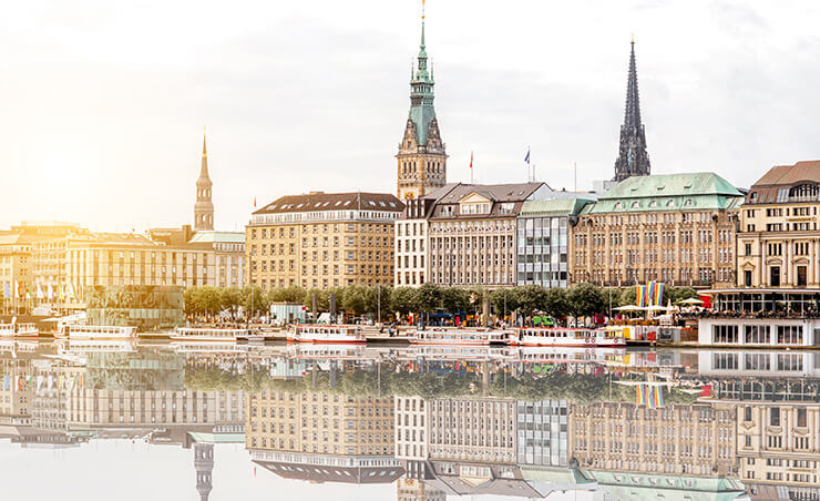 Die Hamburger Altstadt. Blick auf den Kirchturm, das Rathaus und die Alster.