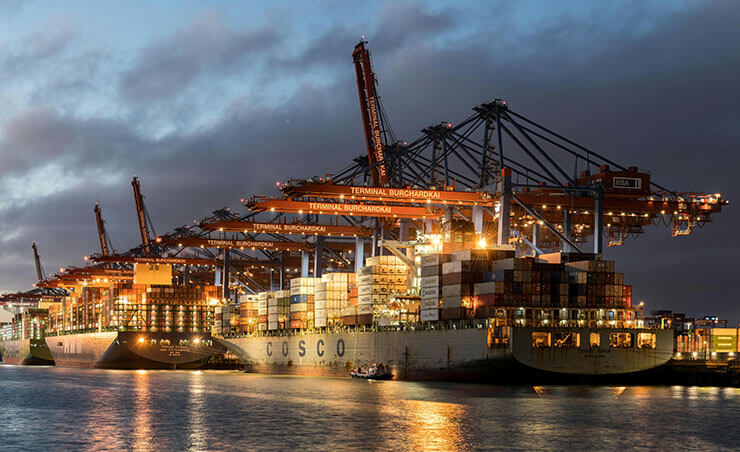 Der Hamburger Hafen mit Containerschiffen