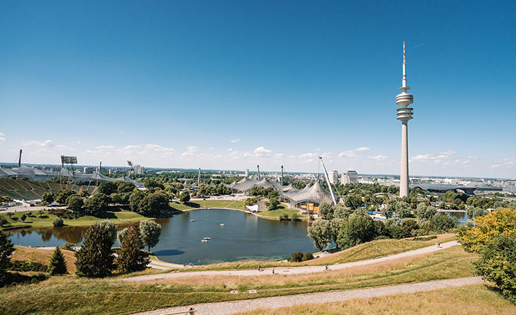 Muenchen vor den Alpen Olympiapark