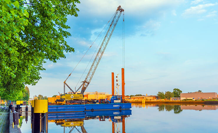 Oldenburg mit Hafen und Containern