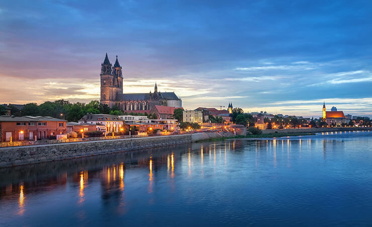 Magdeburger Stadtsilhouette in der Abenddämmerung, mit Dom am Elbufer