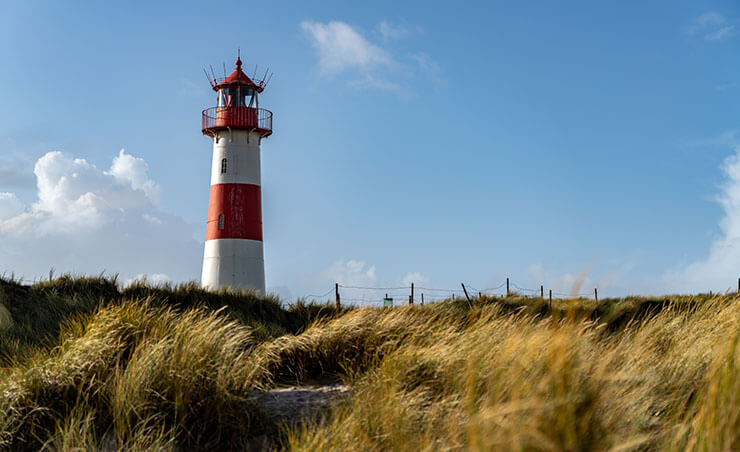 Sylt mit rot-weißem Leuchtturm